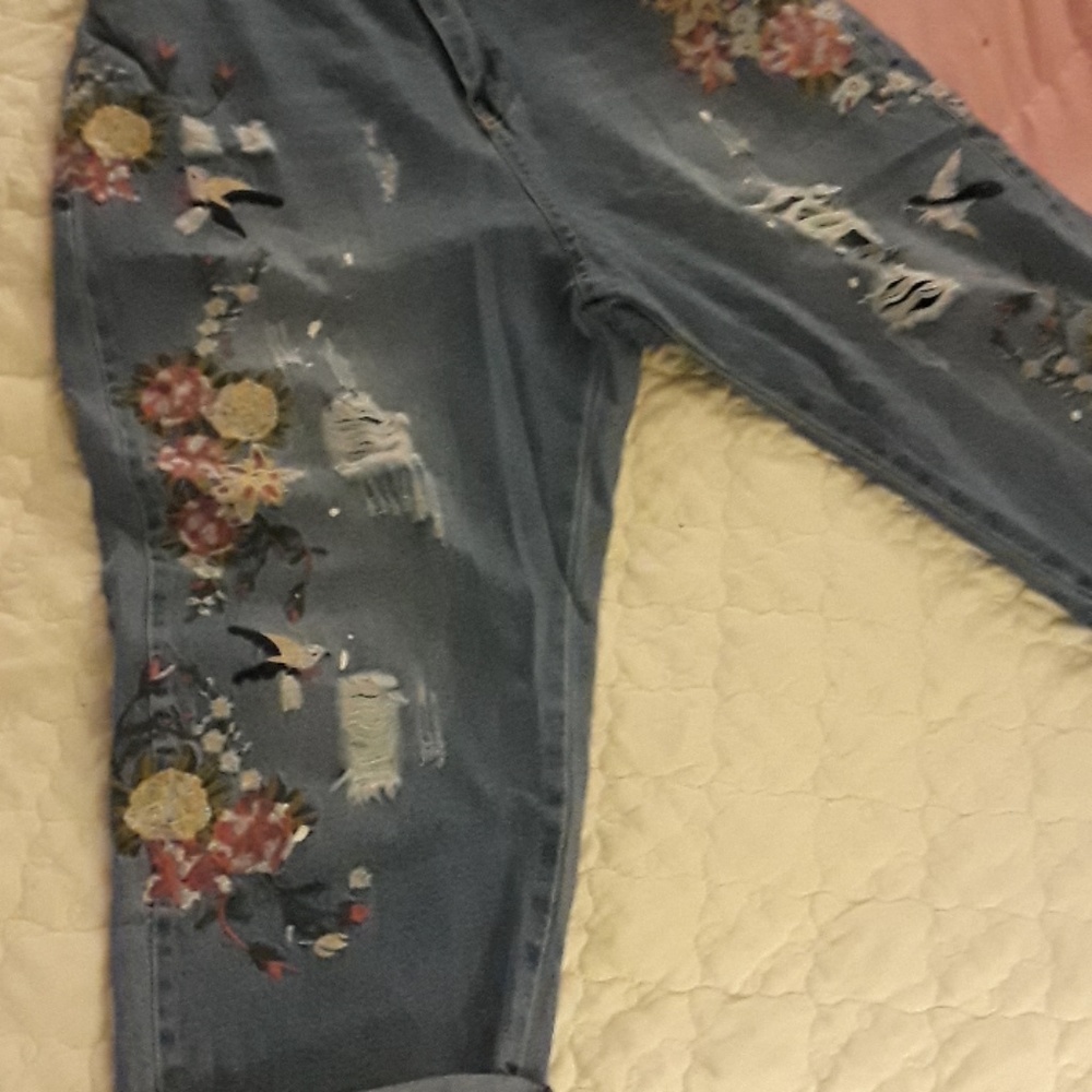 Sweet embroidered jeans
